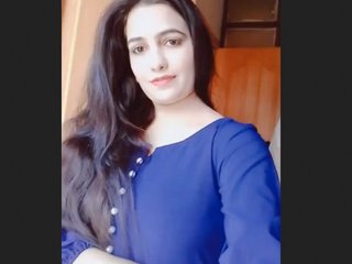 Bhabi from north India flaunts her curvy body in a seductive video