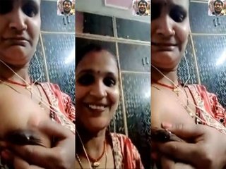 Indian wife flaunts her mature breasts in MMS