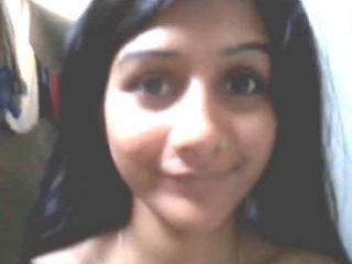 Desi girl fingers herself in a steamy video