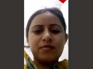 Desi girl flaunts her body and shows off her pussy in a video call