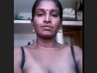Bhabhi teases with carrots in steamy video