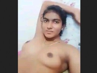 Indian girl shows off her body and pussy in a hot video