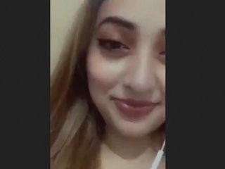 Pakistani girl flaunts her stunning body in a seductive video