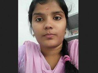 Tamil teen girl flaunts her body and sexual prowess in MMS video