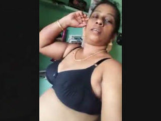 Mature Indian woman bares her body on camera