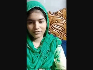 Muslim babe shows off her big boobs and pussy in VK video