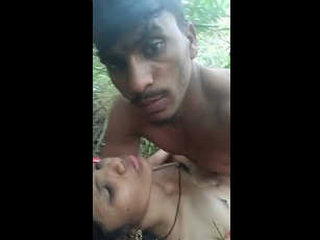 Desi lovers fuck outdoors in hot video