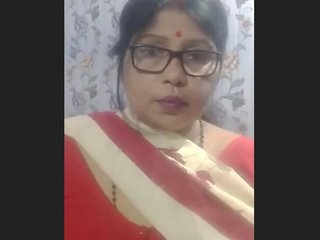 MILF Indian shows off her big tits and pussy in a seductive video